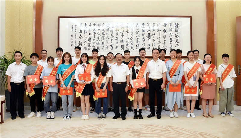 2020 年度的員工子女高考獎(jiǎng)學(xué)金發(fā)放儀式